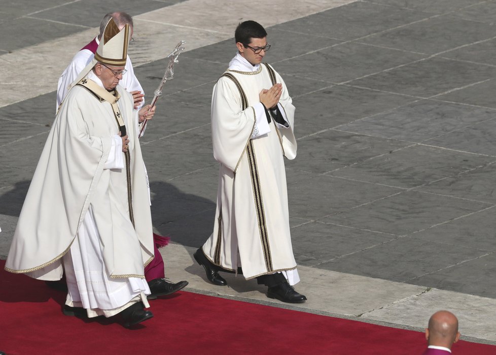 Papež František ve Vatikánu svatořečil papeže Pavla VI. a arcibiskupa Romera.