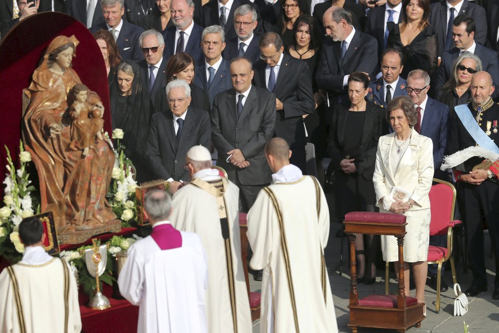 Papež František ve Vatikánu svatořečil papeže Pavla VI. a arcibiskupa Romera.