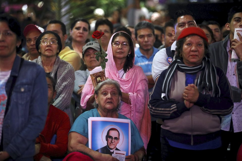 Procesí ve městě El Salvador, odkud pocházel svatořečený arcibiskup Romero.