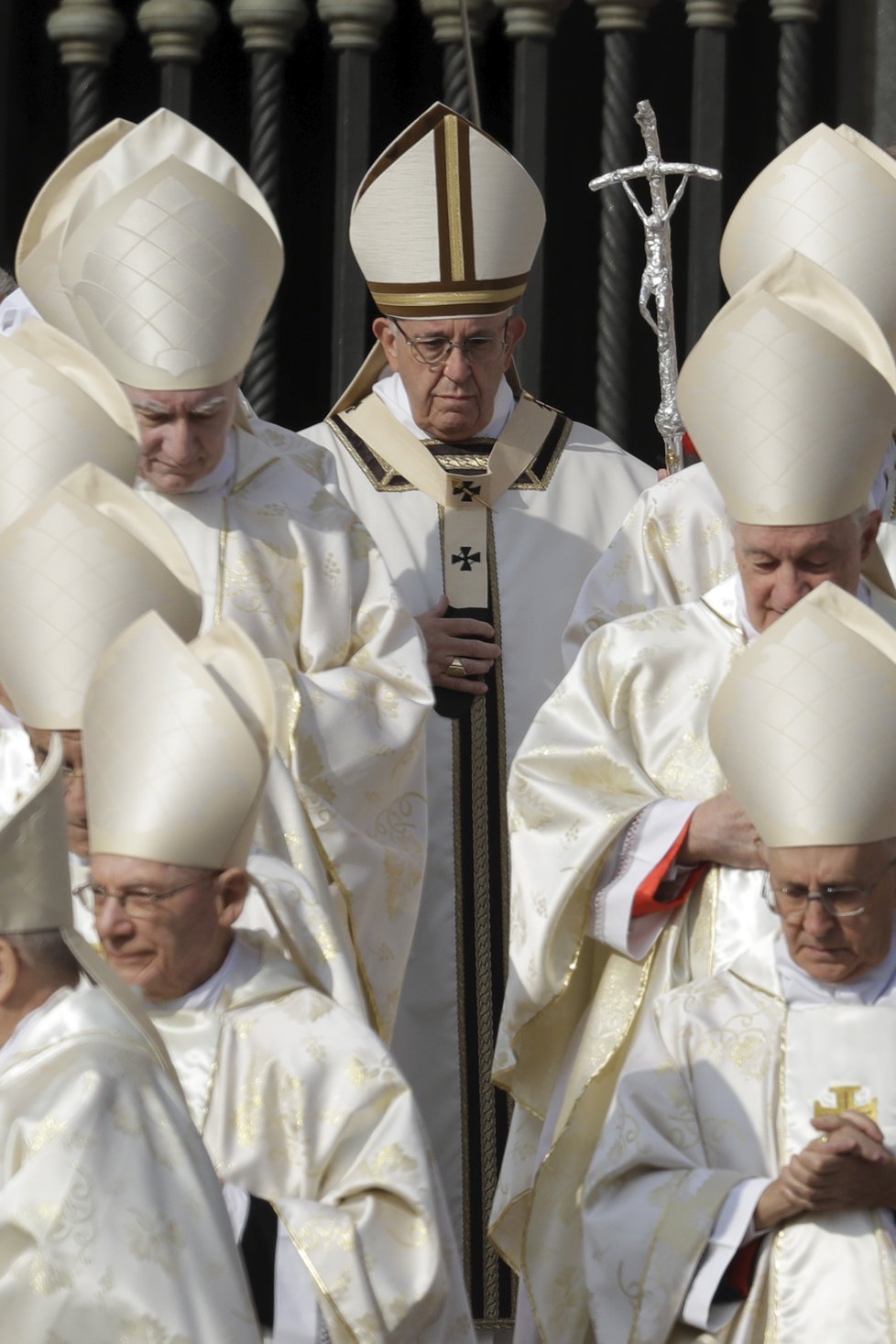 Papež František ve Vatikánu svatořečil papeže Pavla VI. a arcibiskupa Romera.