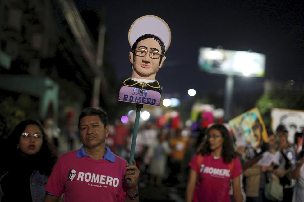 Procesí ve městě El Salvador, odkud pocházel svatořečený arcibiskup Romero.