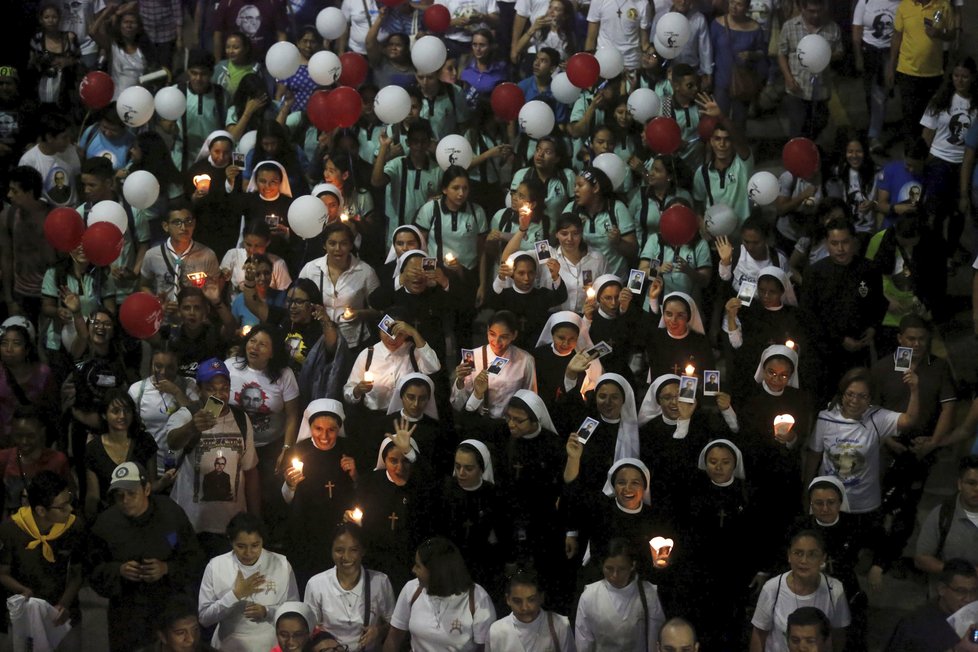 Procesí ve městě El Salvador, odkud pocházel svatořečený arcibiskup Romero.