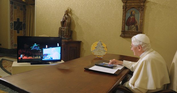Papež zapíná osvětlení ve tvaru vánočního stromu pomocí tabletu