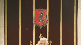Papež v novogotickém trůnu