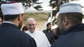 Papež vykonal tradiční omývání nohou v uprchlickém táboře.