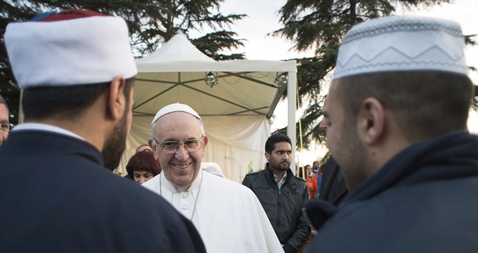 Papež vykonal tradiční omývání nohou v uprchlickém táboře.