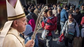 Papež František apeluje na evropské vlády, ať nadále přijímají uprchlíky s otevřenou náručí.