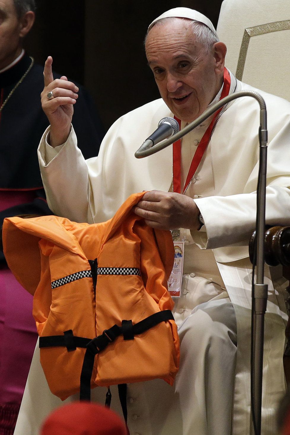 Papež držel v ruce vestu utonulé dívky a kázal: Uprchlíci nejsou nebezpeční, jsou v nebezpečí