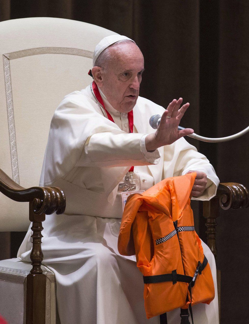 Papež držel v ruce vestu utonulé dívky a kázal: Uprchlíci nejsou nebezpeční, jsou v nebezpečí.