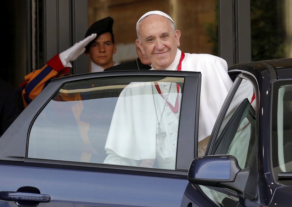 Papež držel v ruce vestu utonulé dívky a kázal: Uprchlíci nejsou nebezpeční, jsou v nebezpečí