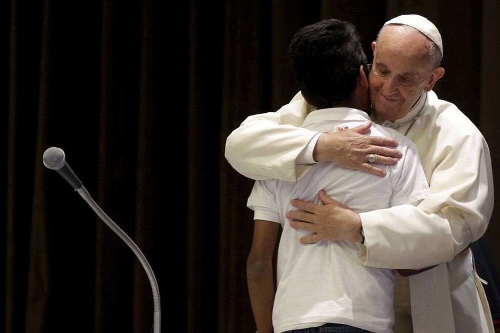 Papež držel v ruce vestu utonulé dívky a kázal: Uprchlíci nejsou nebezpeční, jsou v nebezpečí.