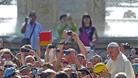 Papež si rád povídá s lidmi z davu.