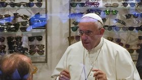 Nedávno překvapil prodavače osobní návštěvou, nejvýše postavený katolický biskup potřeboval nové brýle.
