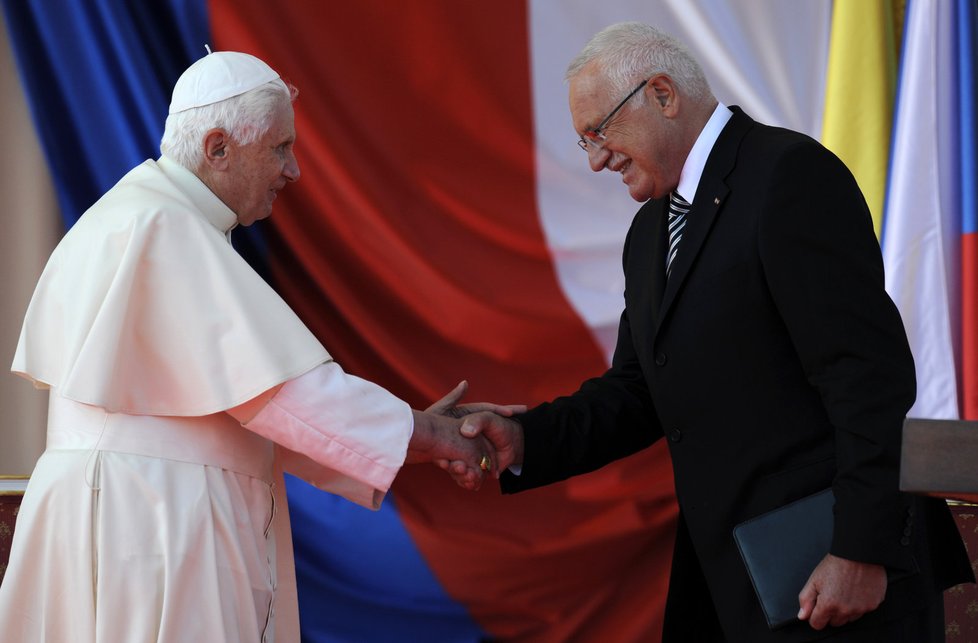Papež se zdraví s prezidentem republiky Václavem Klausem (vpravo) po příletu na letiště v Praze-Ruzyni.