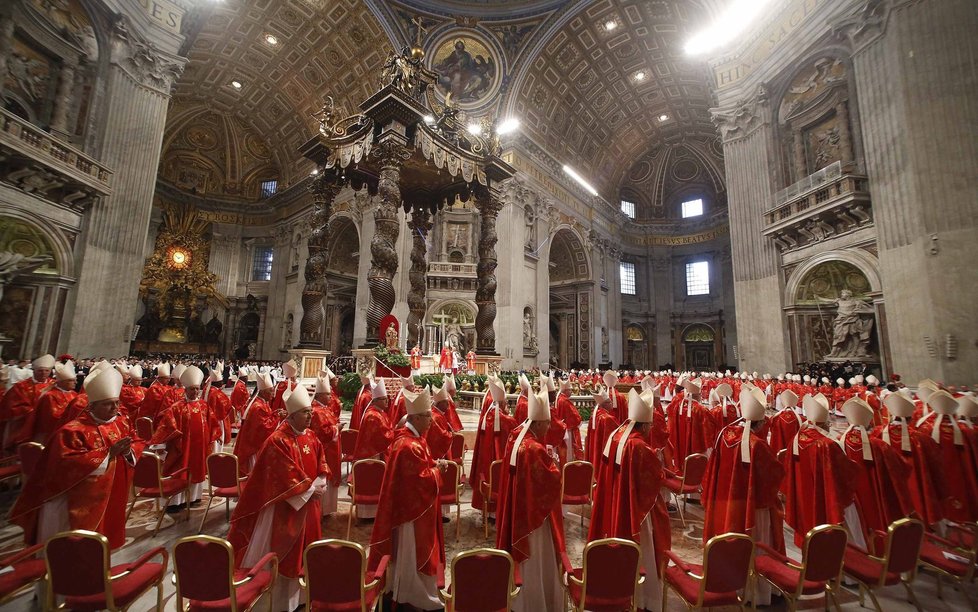 Kardinálové se scházejí ke konkláve