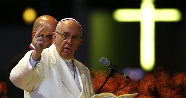 Papež prohlásí ve Fátimě za svaté dvě děti: Pěšky za ním přišlo 45 tisíc lidí