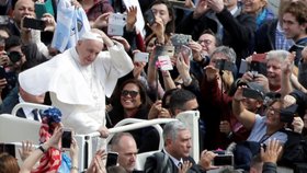 Papež v papamobilu před velikonočním požehnáním Městu i světu.