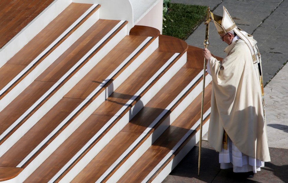 Papež před požehnáním Městu i světu.