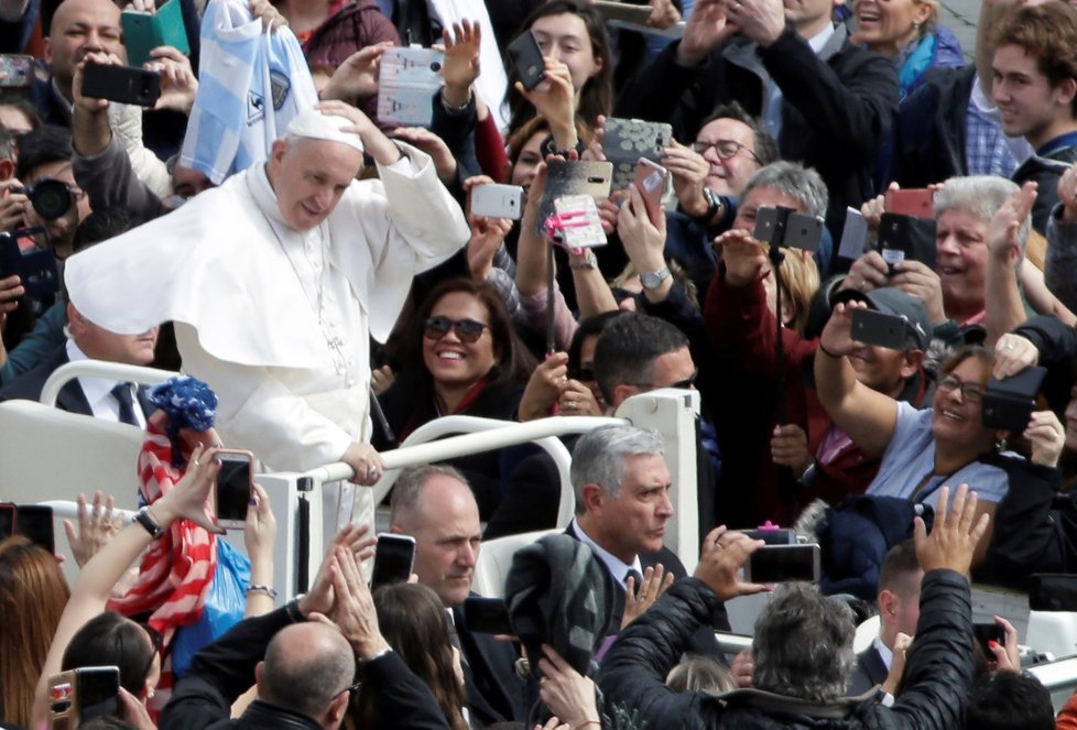 Papež v papamobilu před velikonočním požehnáním Městu i světu