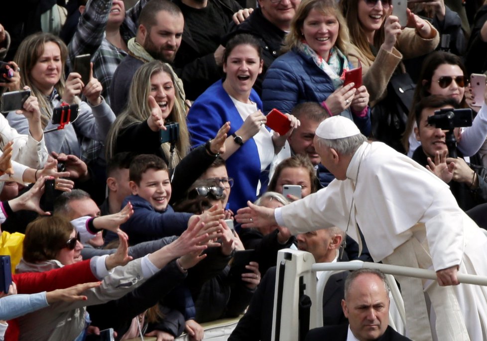 Papež v papamobilu před velikonočním požehnáním Městu i světu