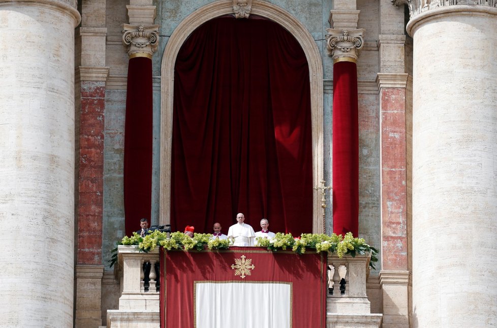 Papež František při každoročním velikonočním požehnání Městu i světu