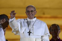 Nový papež na cestě domů: Papamobil ignoroval, jel s ostatními autobusem a žertoval