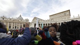 Papež vyzval k co největší snaze chránit mladé migranty.