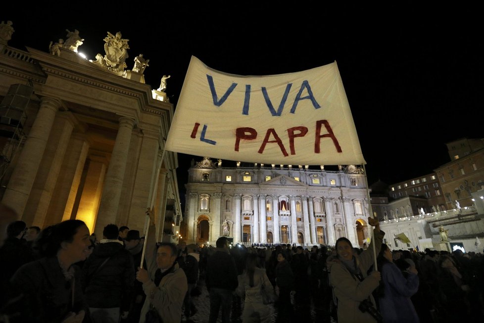 VIVA IL PAPA - Ať žije papež. Jasný vzkaz na Svatopetrském náměstí