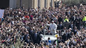 Papež František zdraví věřící na náměstí Sv. Petra ve vatikánu.