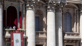 Papež František pronesl požehnání Městu a světu v latině z balkonu baziliky sv. Petra.