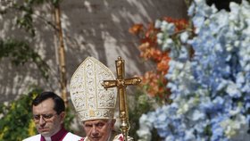 Papež slouží mši na náměstí plném květin