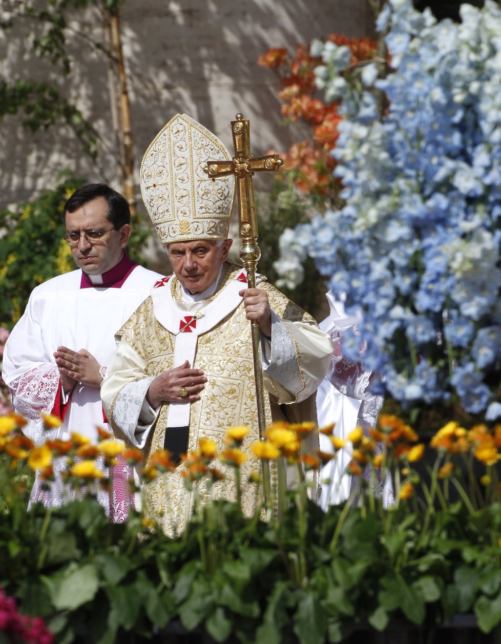 Papež slouží mši na náměstí plném květin