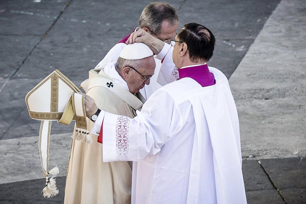 Papež František dnes ve svém tradičním velikonočním poselství vyzval svět k míru, milosrdenství a vzájemnému respektu.