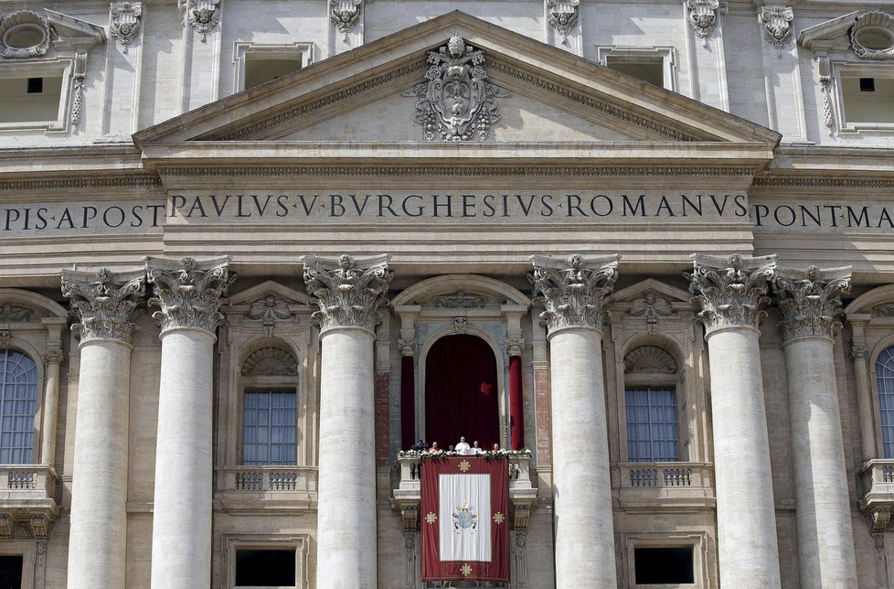 Kvůli úterním atentátům v Bruselu dnes ve Vatikánu panovala zvýšená bezpečnostní opatření včetně podle agentury AP osobních prohlídek příchozích věřících.