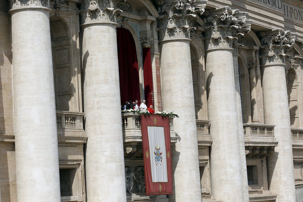 Kvůli úterním atentátům v Bruselu dnes ve Vatikánu panovala zvýšená bezpečnostní opatření včetně podle agentury AP osobních prohlídek příchozích věřících.