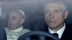 Papež František tentokrát v autě s vlastním řidičem. Jinak však má v oblibě cestování MHD