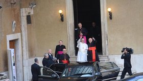 Papež František vyrazil v Římě během svého prvního dne po zvolení na soukromou modlitbu