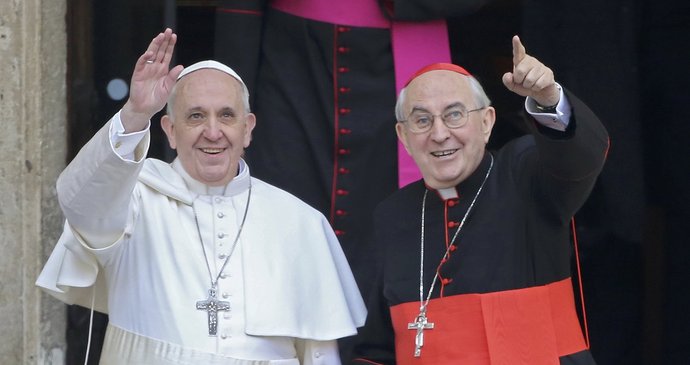 Nový papež František zdraví lidi den po svém zvolení. Vpravo italský kardinál Agostino Vallini