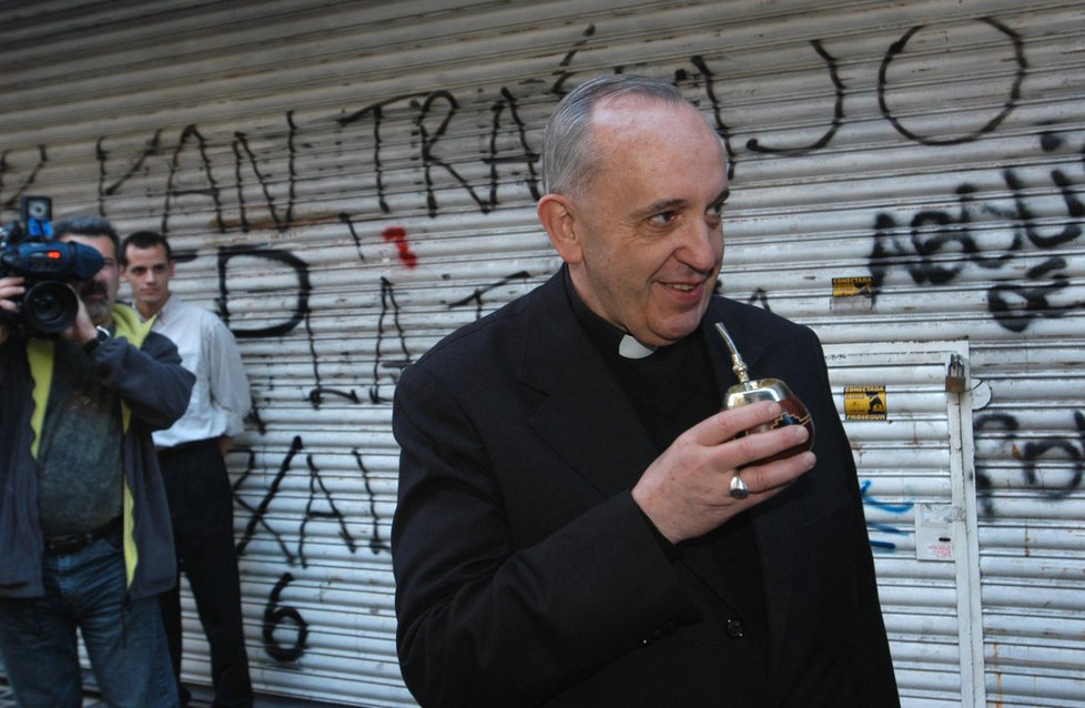Papež František ještě jako argentinský kardinál popíjí maté na chudinském předměstí Buenos Aires