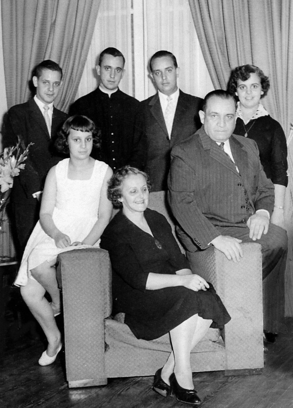 Nový papež František s rodinou (v horní řadě druhý zleva)