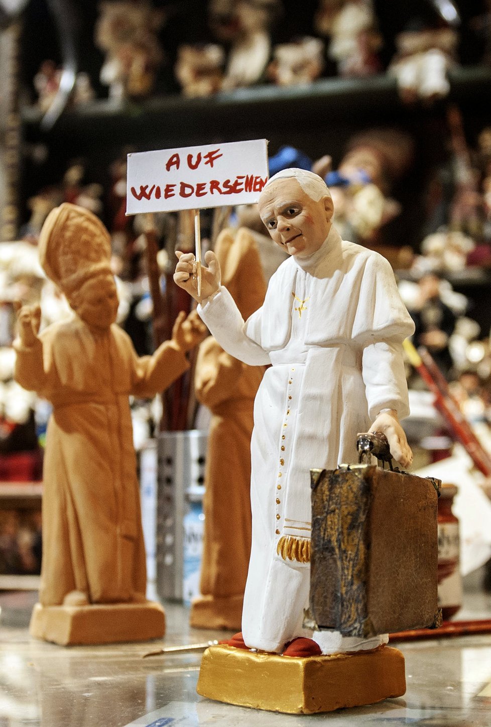 Soška papeže s kufrem...