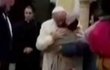 Papež Consuelu objal a řekl jí, že je statečná a krásná.