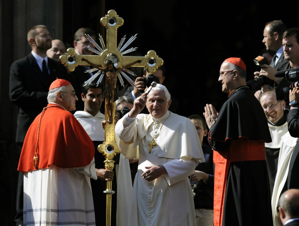 Papež a kardinál Miloslav Vlk (vlevo) před kostelem Panny Marie Vítězné v Karmelitské ulici, kam Benedikt XVI. zavítal na návštěvu Pražského jezulátka.