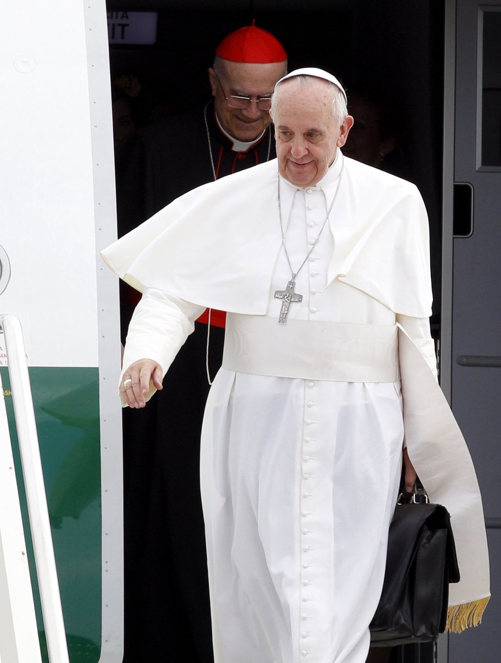 Má aktovku, a ještě si ji nosí sám! Slavné zavazadlo papeže Františka zajímá celý svět.