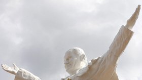Jan Pavel II. jako 14 metrová socha