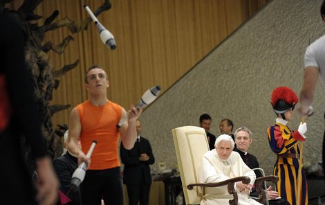Papeži se předvedli šikovní akrobati.