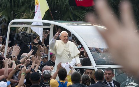 Papež zdraví své ovečky.