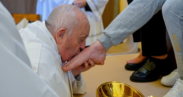 Papež František před nabitými Velikonocemi: Na invalidním vozíku omyl nohy 12 vězeňkyním