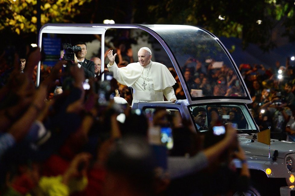 Papež mával z papamobilu