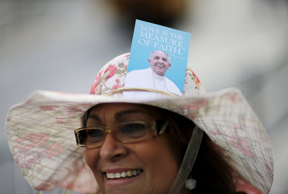 Papeže celou cestu vítaly nadšené davy